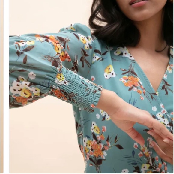 Wrap around top NWT - Picture 3 of 7